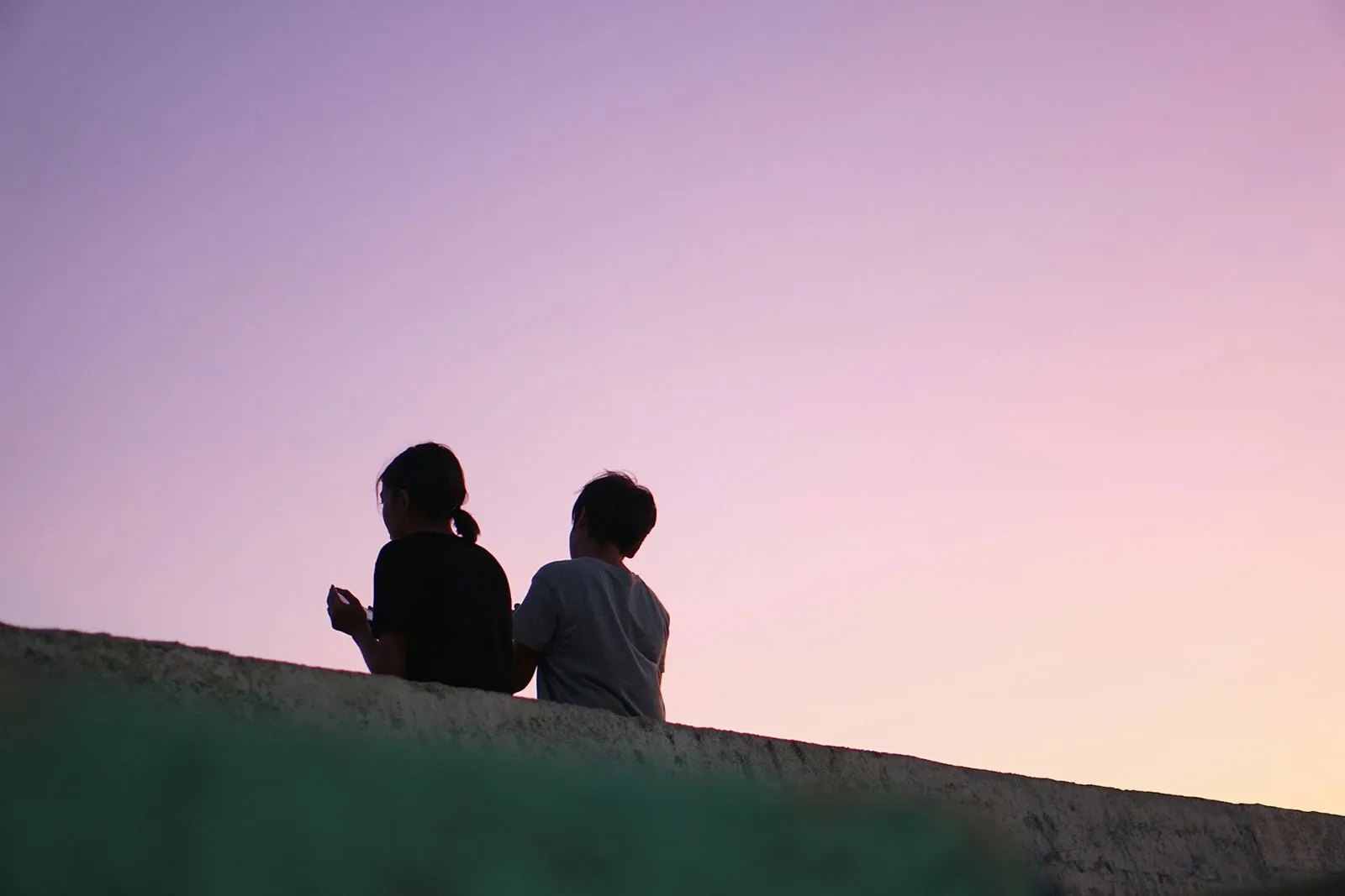 Dos niños mirando el cielo