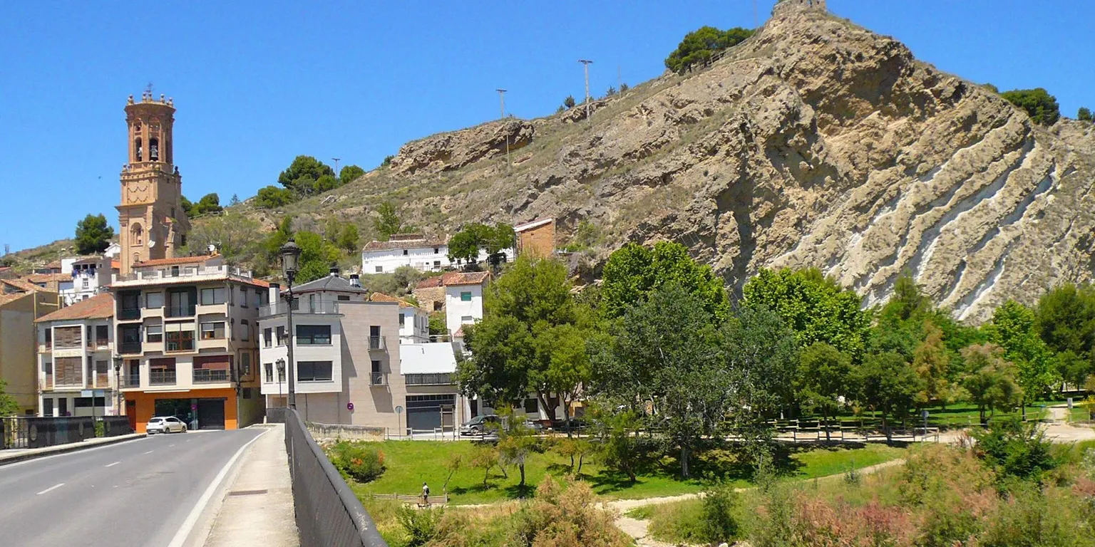 Imagen de la entrada a Peralta, con la torre al fondo.